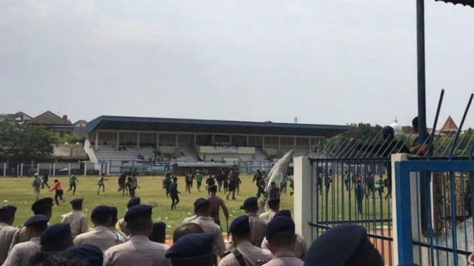 Polisi mengejar provokator dari bonek di Stadion Tugu.