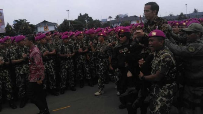 Presiden Jokowi dibopong marinir sebagai sambutan