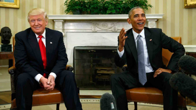 Barack Obama dan Donald Trump saat bertemu.