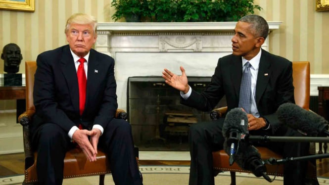 Ekspresi Obama dan Trump ketika mereka bertemu di Gedung Putih.