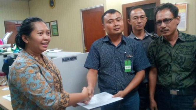 Perwakilan kontraktor menyerahkan dokumen laporan terkait dugaan korupsi, kolusi dan nepotisme Bupati Lampung Timur, Jumat (11/11/2016)