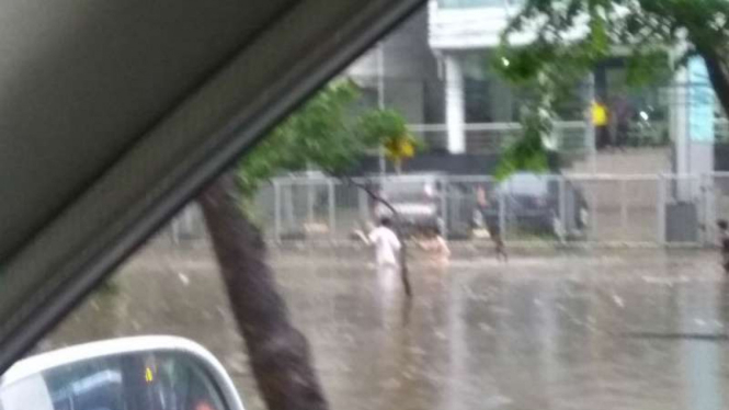 Banjir di depan Gandaria City, Jakarta Selatan, menyebabkan kemacetan. 
