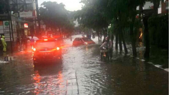 Banjir di depan Apartemen The Mansion, Jalan Kemang Raya, Jakarta Selatan.