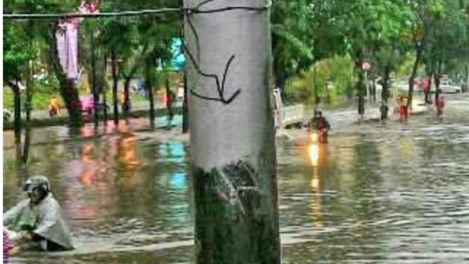 Banjir di depan Gandaria City, Jakarta Selatan, menyebabkan kemacetan.