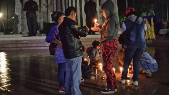Para aktivis gelar acara 'Malam Keprihatinan Anak Negeri' di Tugu Proklamasi.