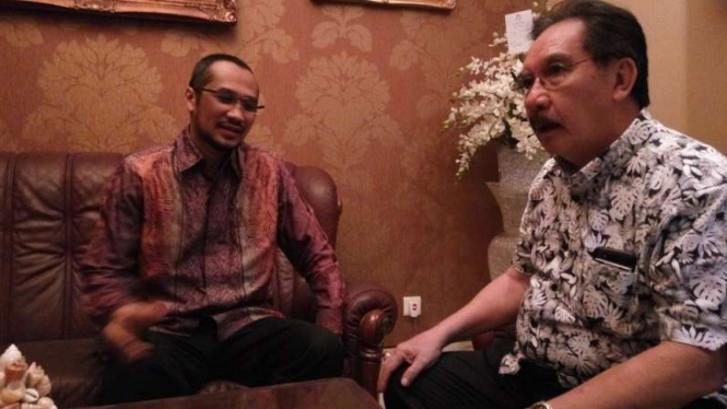 Abraham Samad dan Antasari Azhar (kanan).