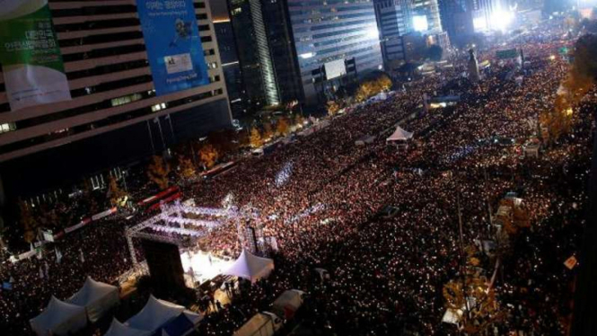 Protes besar yang dilakukan warga Korea Selatan untuk menuntut Park Geun-hye mundur.