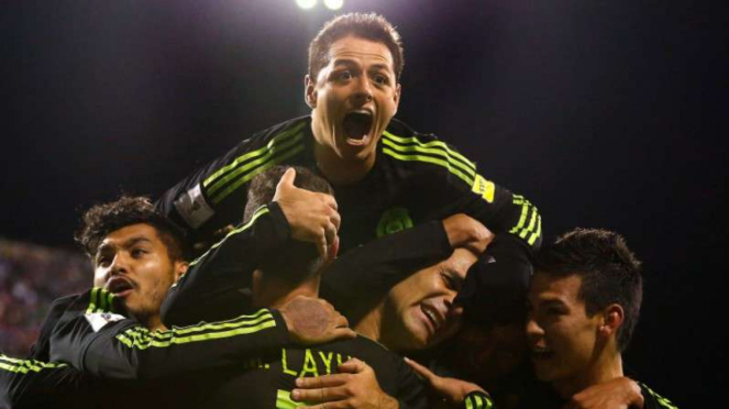 Pemain Meksiko merayakan gol kemenangan atas Amerika Serikat