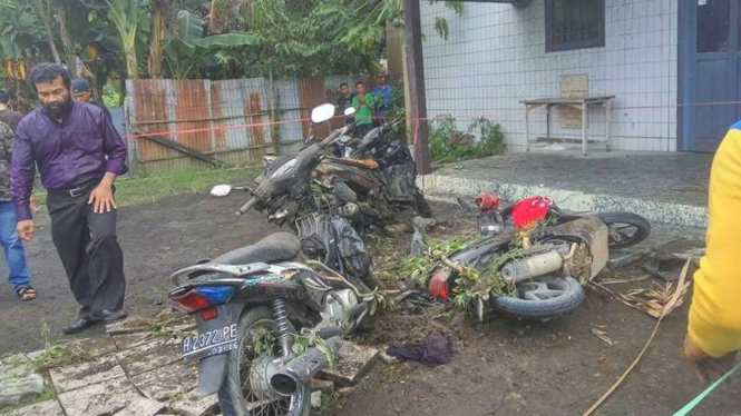 Empat sepeda motor yang ikut terbakar usai terkena lemparan bom molotov oleh orang tak dikenal di Gerja Oikumene Samrinda Kalimantan Timur, Minggu (13/11/2016)