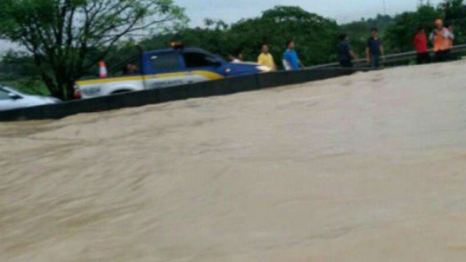 Banjir di KM 37 Tol Cikampek di ruas yang mengarah Jakarta. (13/11/16)