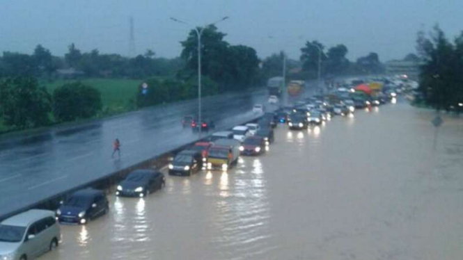 Banjir Tol Cikampek di KM 37, Cikarang Timur (Deltamas), Cikarang Pusat.