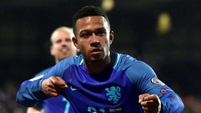 Pemain Belanda, Memphis Depay, usai mencetak gol.