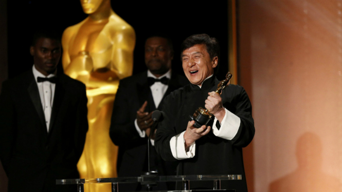 Jackie Chan menerima Honorary Award dalam acara Annual Governors Awards ke-8 di Los Angeles, California, Amerika Serikat, 12 November 2016. 
