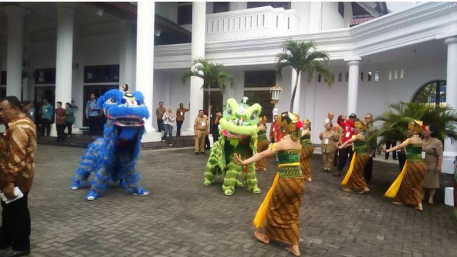 Atraksi pemain Barongsai dan penari Gending Jawa menyambut kedatangan PM Singapura Lee Hsien Loong dan Presiden Joko Widodo di Kota Semarang, Senin (14/11/2016)