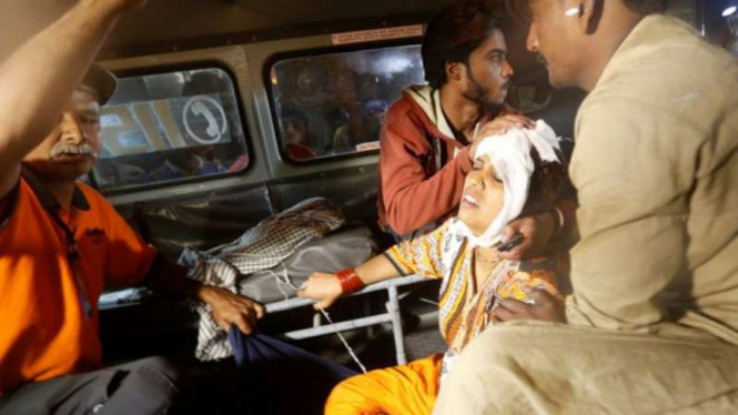 Seorang ibu korban bom di Pakistan sedang mendapat pertolongan. 
