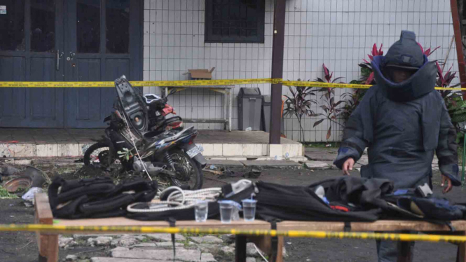 Tim Gegana mengamankan benda diduga sisa bom di lokasi ledakan di depan Gereja Oikumene, Samarinda, Minggu, 13 November 2016. Foto: ANTARA FOTO/Amirulloh