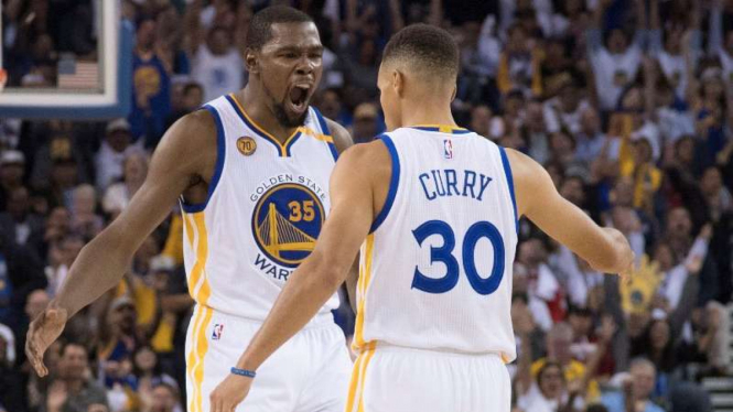 Bintang Golden State Warriors, Kevin Durant (kiri) dan Stephen Curry