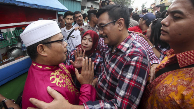 Djarot hadapi kelompok berpeci di Pasar Baru, Jakarta Pusat.