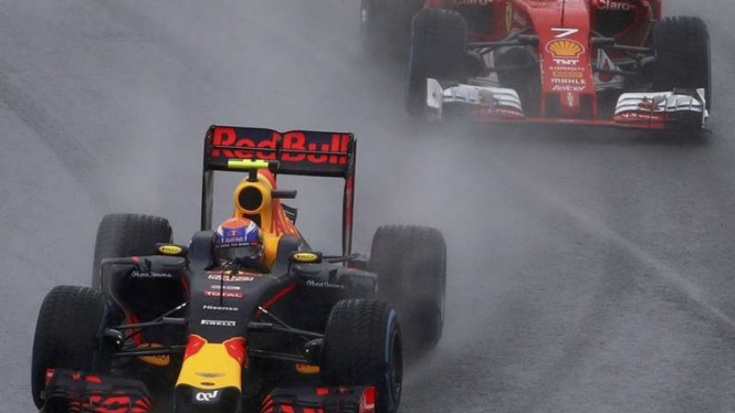 Pembalap Red Bull Racing, Max Verstappen beraksi di F1 GP Brasil