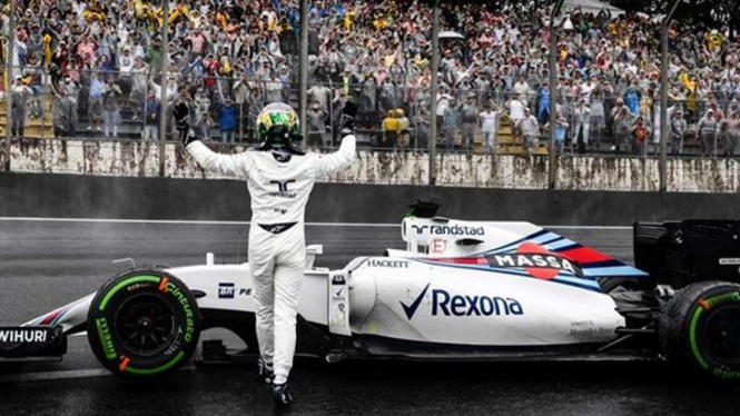 Pembalap Williams, Felipe Massa menyapa penonton F1 GP Brasil