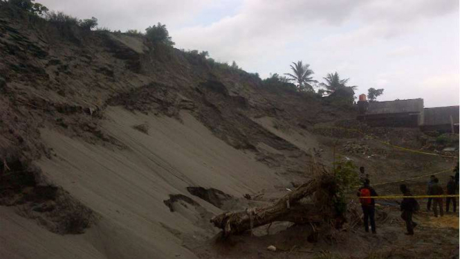 Gumuk pasir yang ditambang secara ilegal di Bantul, Yogyakarta