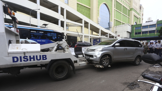 Petugas Dishub Derek Mobil yang Parkir Sembarangan