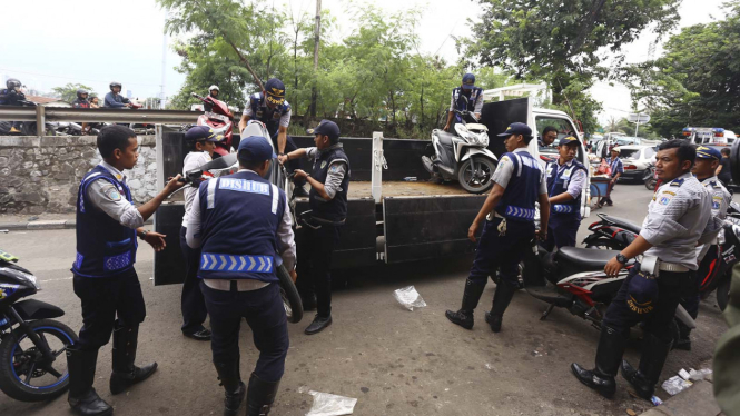 Petugas Dishub Derek Mobil yang Parkir Sembarangan