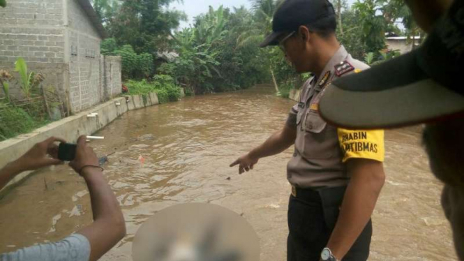 Sesosok mayat pria tanpa identitas ditemukan tersangkut tumpukan sampah di aliran Kali Baru, Cipayung, Depok, Jawa Barat, pada Senin 14 November 2016.