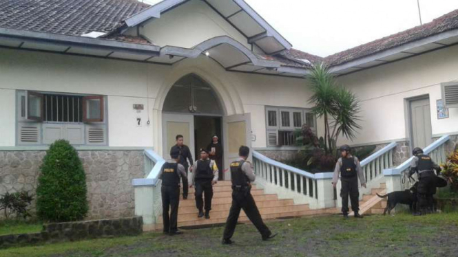 Polisi menyisir Gereja Katolik Paroki Gembala Baik di Kota Batu, Jawa Timur, setelah menerima ancaman bom pada Senin pagi, 14 November 2016.