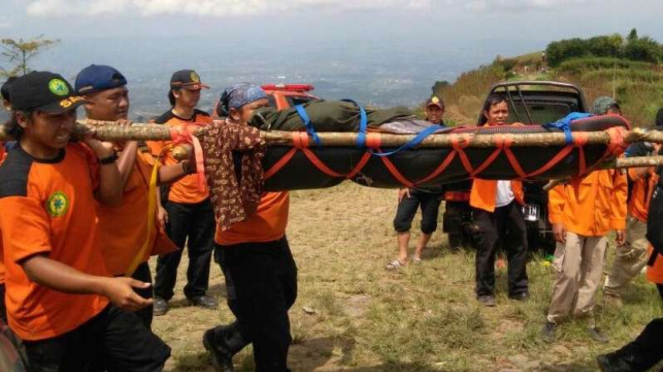 Ilustrasi/Tim SAR gabungan mengevakuasi pendaki sakit di Gunung Sumbing,