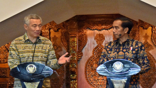 Presiden Joko Widodo (kanan) dan PM Singapura Lee Hsien Loong (kiri)