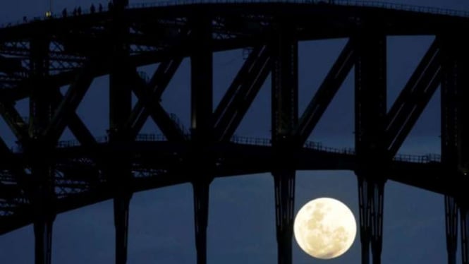 Penampakan Supermoon di Sydney, Australia, Senin, 14 November 2016. 