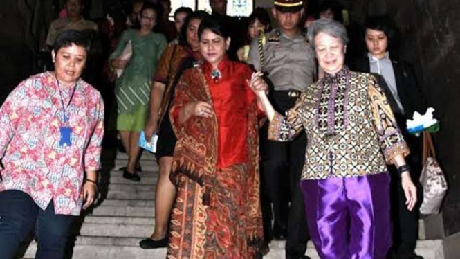 Ibu Negara Iriana Jokowi bersama Ho Ching, Istri PM Singapura.