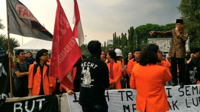 Mahasiswa Universitas Katolik Indonesia Atma Jaya berdemonstrasi untuk memperingati Tragedi Semanggi I di depan kantor Kemenko Polhukam di Jakarta pada Senin, 14 November 2016.