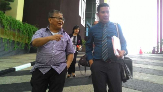 Syaiful Bachri (kiri berkacamata), eks pejabat PT Smelting dan seorang tersangka korupsi Smelting, di kantor Kejati Jatim, Surabaya, pada Senin, 14 November 2016.