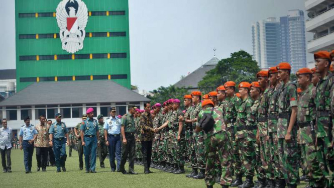 Presiden Joko Widodo (tengah) menyalami prajurit TNI