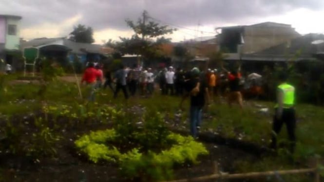 Massa PDIP dan kelompok berpeci di Ciracas, Selasa, 15 November 2016.