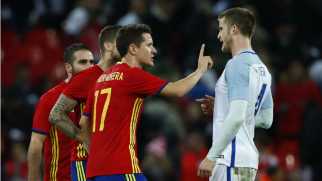 Gelandang Inggris, Eric Dier (kanan), dan Ander Herrera saat beradu argumen