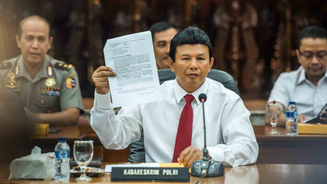 Polisi tetapkan Gubernur DKI Jakarta nonaktif Basuki Tjahaja Purnama sebagai tersangka kasus penistaan agama.