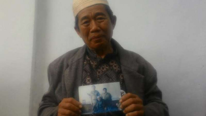 Haji Masnun perlihatkan fotonya bersama Ahok.