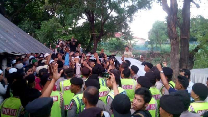 Kelompok berpeci menghadang Djarot di Cipinang, Jakarta Timur beberapa waktu lalu.