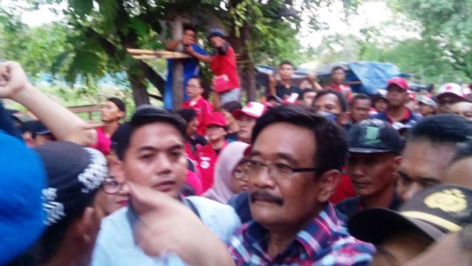 Calon petahana Wagub DKI, Djarot Saiful HIdayat, tembus blokade massa.