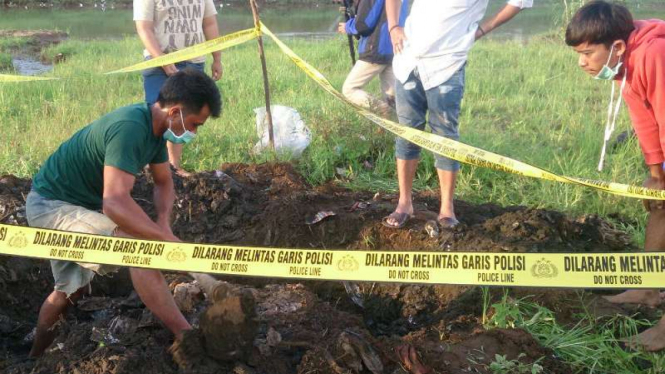 Proses evakuasi mayat yang diduga korban banjir bandang Garut