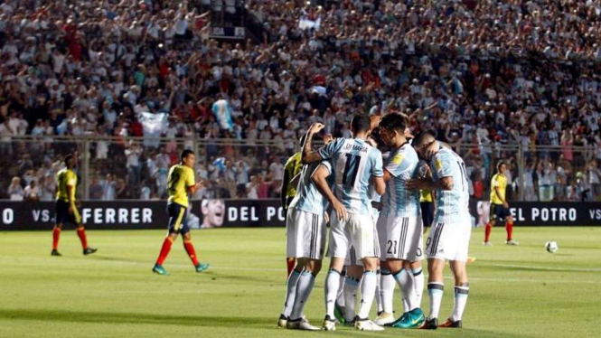 Pemain Argentina rayakan gol ke gawang Kolombia