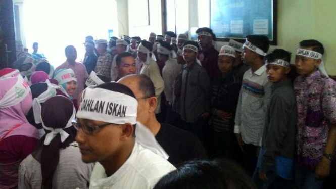 Massa pendukung Dahlan Iskan memadati PN Surabaya tempat digelar sidang praperadilan Dahlan Iskan.