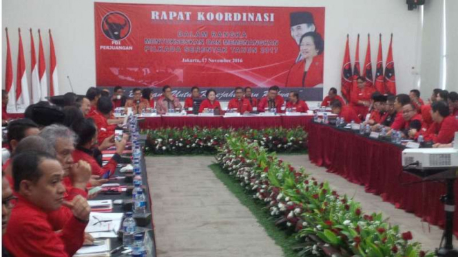 Megawati Sukarnoputri pimpin rapat seluruh DPD di kantor DPP PDIP.