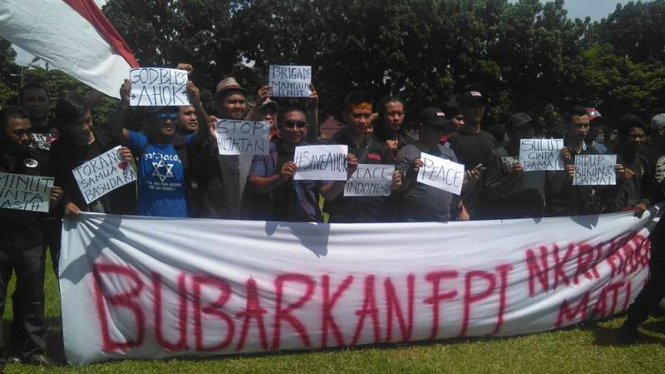 Aksi warga Kota Manado Sulawesi Utara menyampaikan aspirasi untuk membubarkan Front Pembela Islam (FPI), Kamis (17/11/2016)
