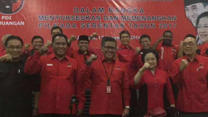Ketua Umum PDIP, Megawati Sukarnoputri, bersama pengurus partai.