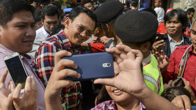 Ahok saat blusukan ke Pondok Kopi.