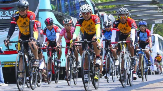 Para bikers melakukan latihan acara Tour de Borobudur 2016.